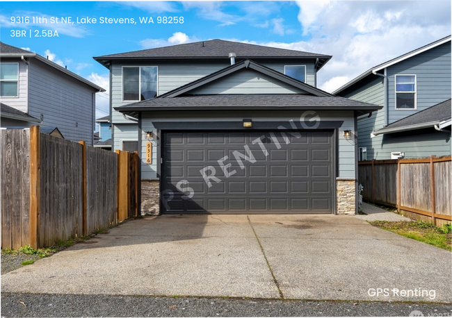 Building Photo - Stylish 3-Bedroom Home in Prime Lake Steve...