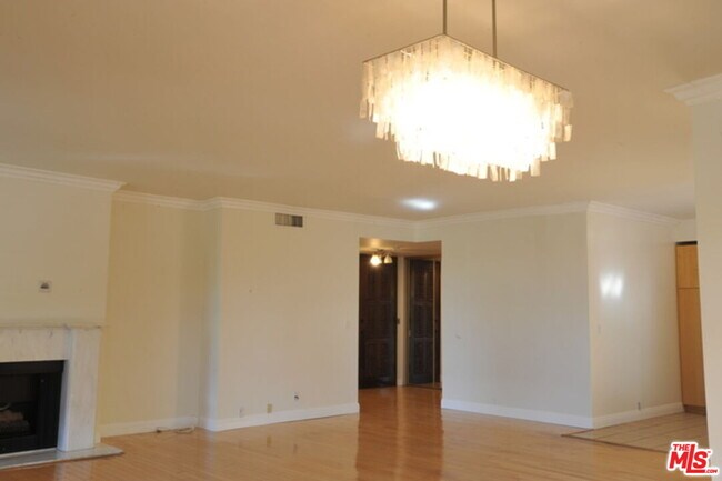Building Photo - 318 N Maple Dr