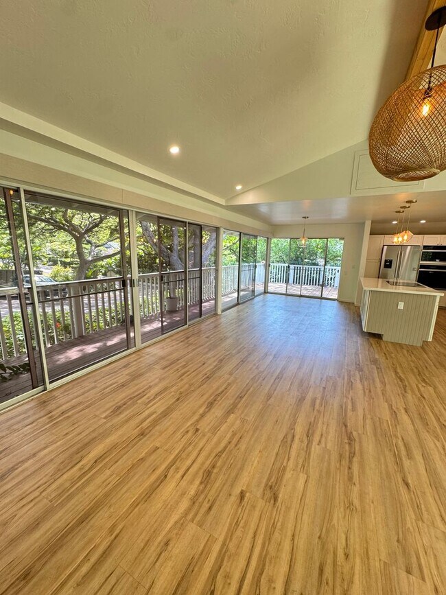 Foto del edificio - 3 BED, 2 BATH, 2 Parking with AC- Kalani I...