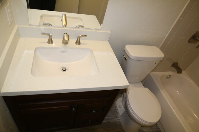 Baño 1 - 821 W California Ave