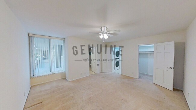 Foto del edificio - 2Bd 2Ba Spacious Newport Bay Front Condo