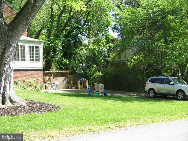 Building Photo - 8022 Barron St