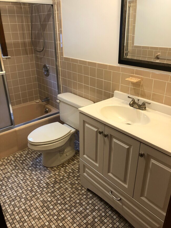 Baño completo - 97 Shawn Dr