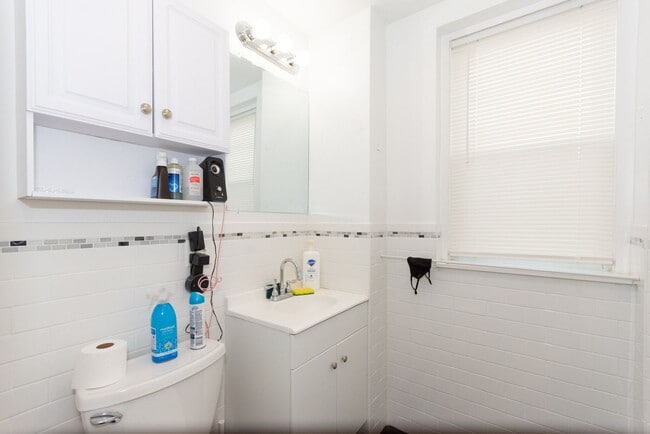 Building Photo - Nicely renovated 4 bed near the Green Line and Boston University!