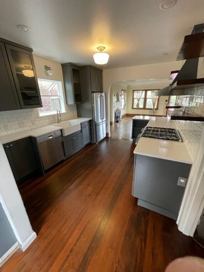 Building Photo - Beautifully Remodeled Craftsman House on B...