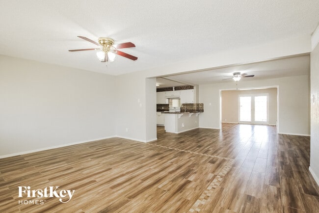 Building Photo - 2126 W San Miguel Ave