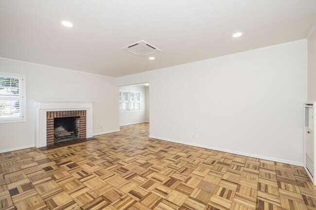 Foto del edificio - Lovingly Maintained 2 Bed, 1 Bath Home in ...