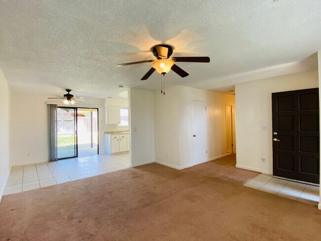 Foto del edificio - $2,100 Ashlan & Fowler, 3 Bedroom Home - H...