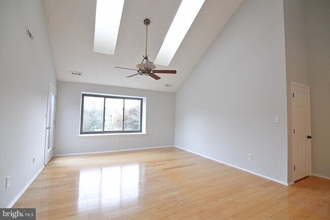 Foto del edificio - 4914C Dunbarton Rd