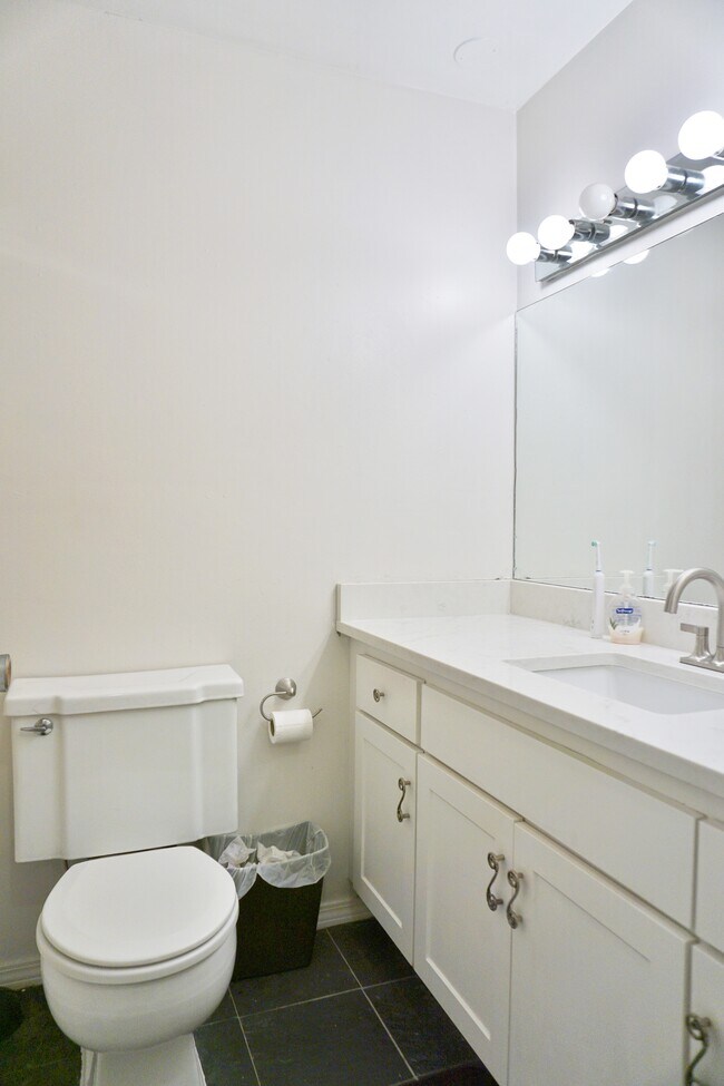 Foto del edificio - 2041 13th Ave W