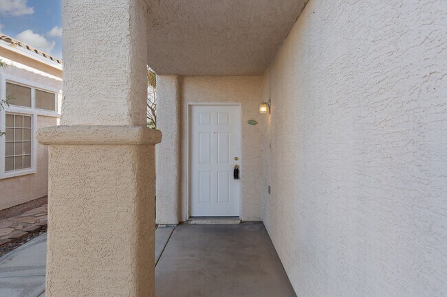 Foto del edificio - GREEN VALLEY - LARGE 4 BEDROOM, 2.5 BATH IN GATED PACIFIC GREENS COMMUNITY