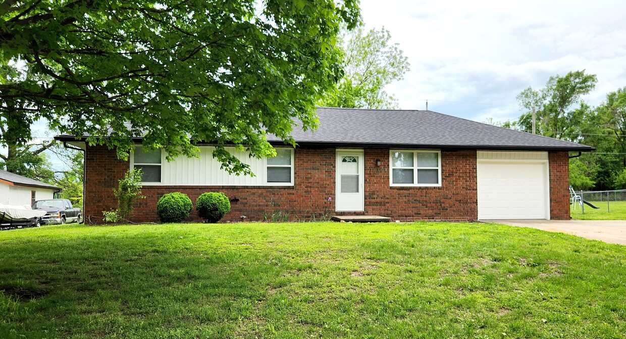 Primary Photo - 202 E Berry St