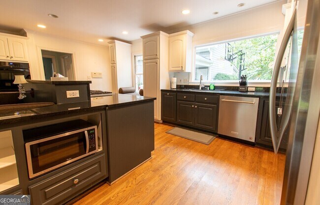 Foto del edificio - 3611 Cloudland Dr NW