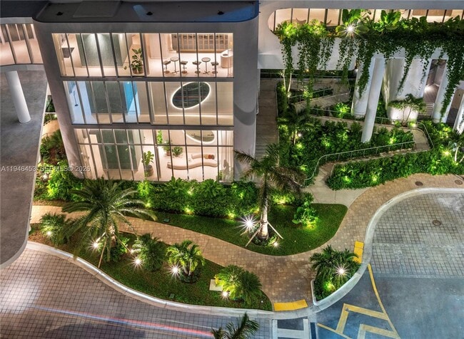 Foto del edificio - 700 NE 24th St