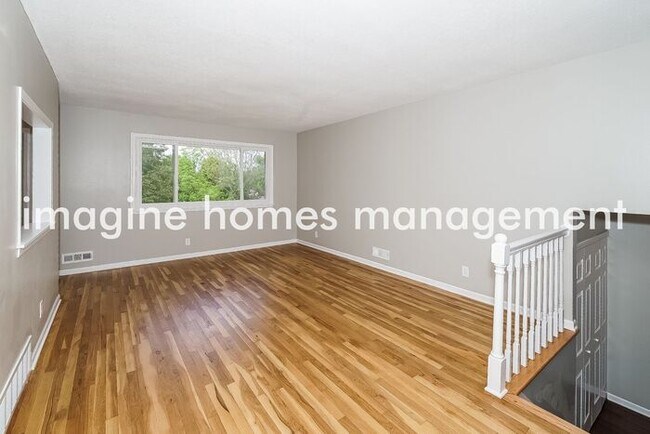 Building Photo - Freshly Updated 4 Bedroom Home