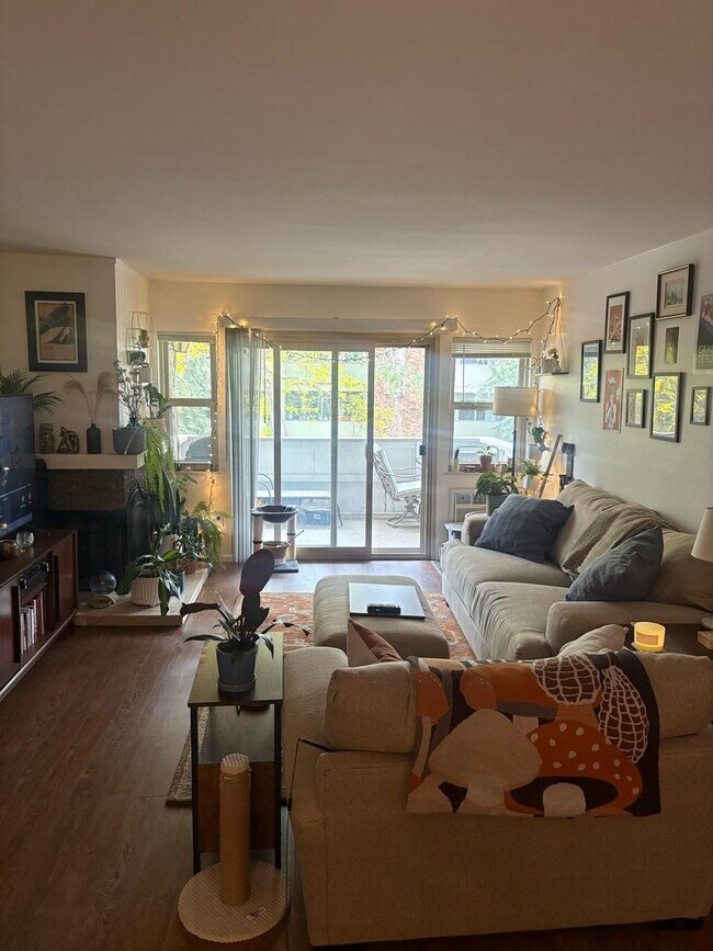 Building Photo - 2 Bedroom Condo for Rent at Remington Post.