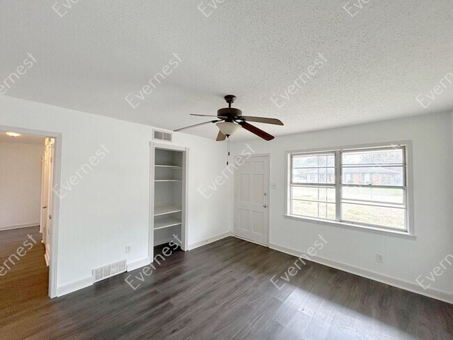 Foto del edificio - 2112 Cresthill Dr W