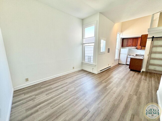 Foto del edificio - Top Floor Studio Unit in the Heart of the ...