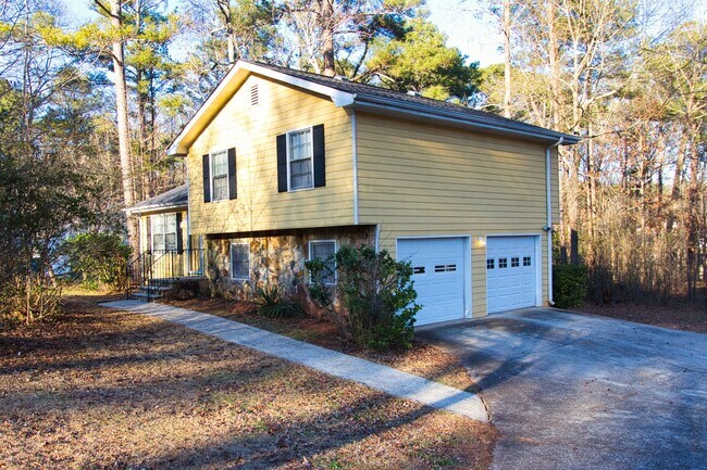 Building Photo - Available Now! Charming 3-Bedroom, 2-Bath Split Level Home for Rent!