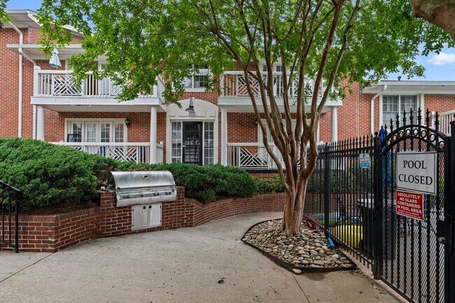 Foto del edificio - Beautiful 2bd/1ba Condo in VA Highlands w/ Balcony and Pool!!