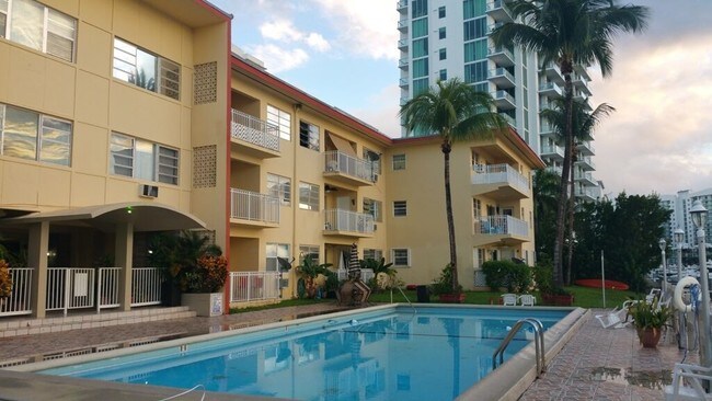 Foto del edificio - 7946 East Dr