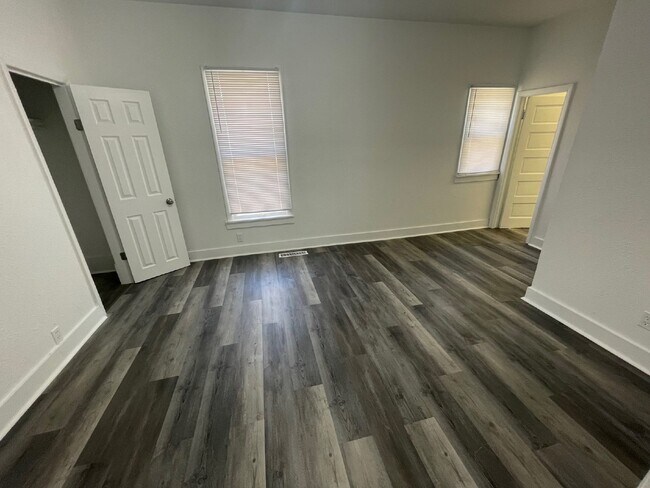 Building Photo - Updated 3 Bedroom, 1.5 bathroom with washe...