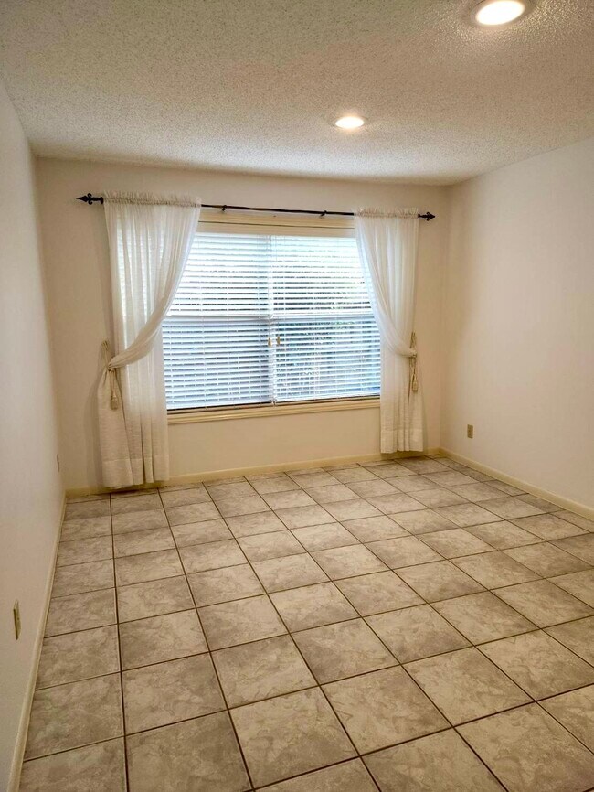 Foto del edificio - 2118 Hickory Lawn Dr