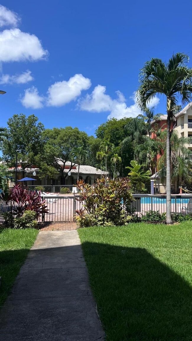 Foto del edificio - 8323 Lake Dr