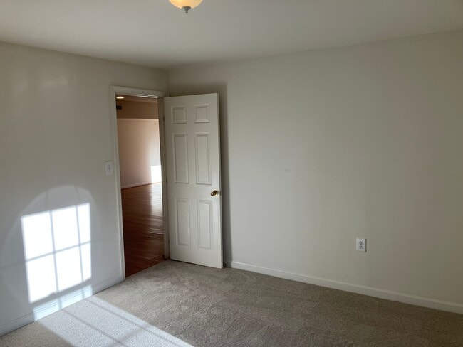 Building Photo - 2 Bedroom/1 Bathroom Basement Unit for Ren...