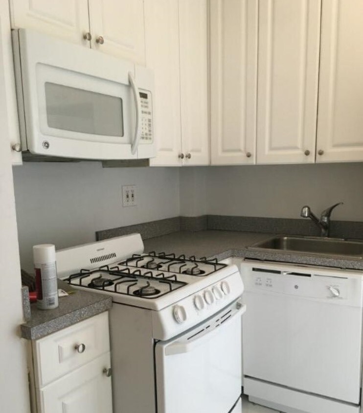 Foto principal - 241 E 38th St