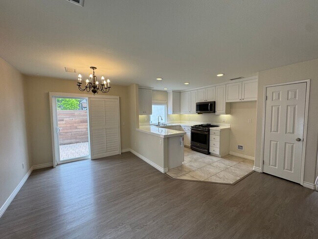 Foto del edificio - Private Patio, Cozy Fireplace & Prime Thousand Oaks Location