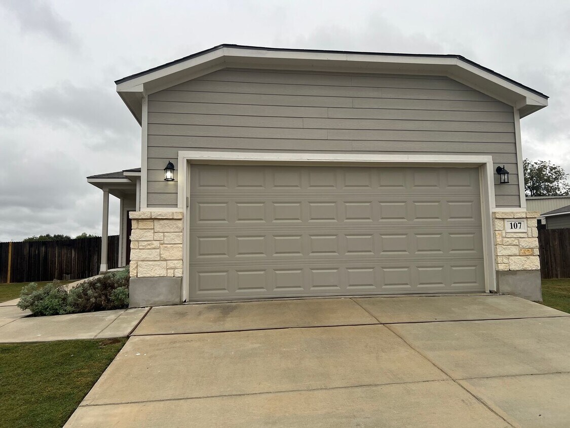 Foto principal - Beautiful 3/2 Single Story Home in Cibolo, TX