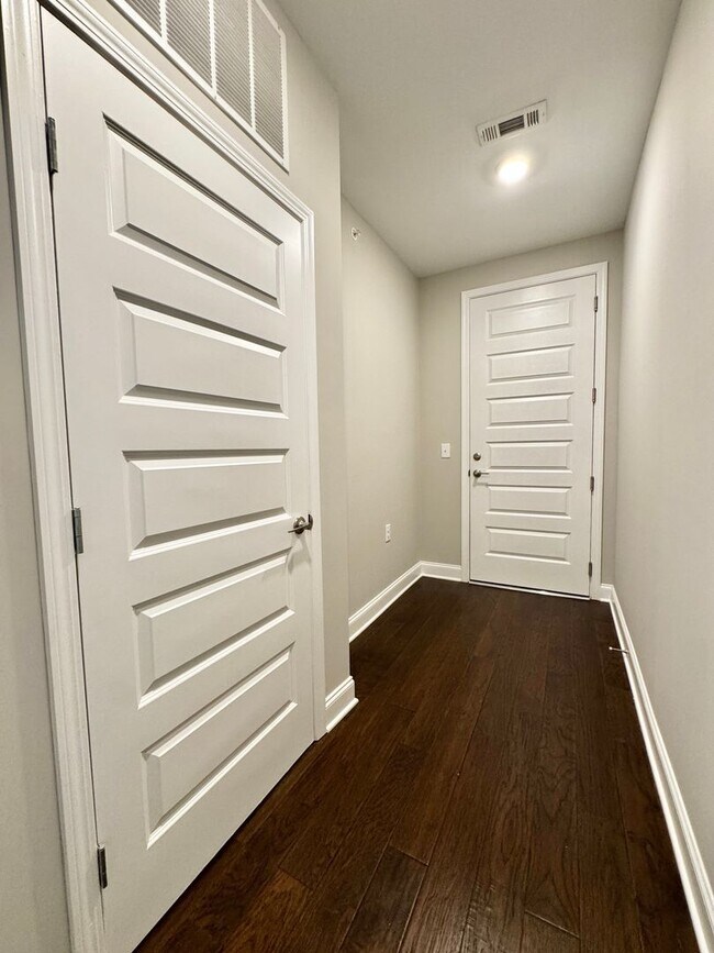 Building Photo - 2 Bed, 2 Bath Condo on Top Floor w/ Elevat...
