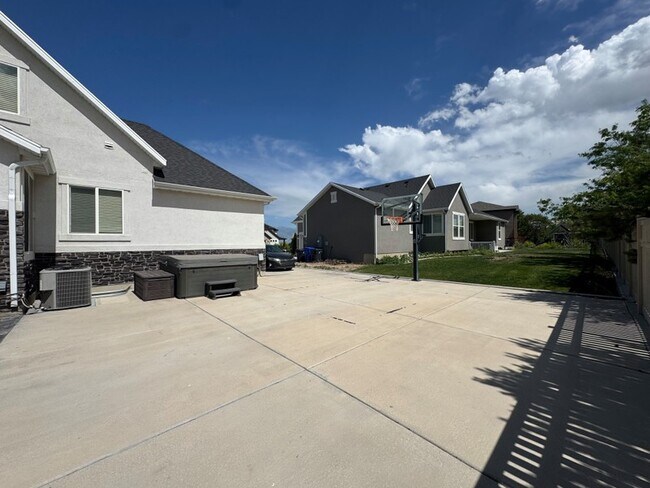 Building Photo - 3687 S Spinnaker Bay Dr