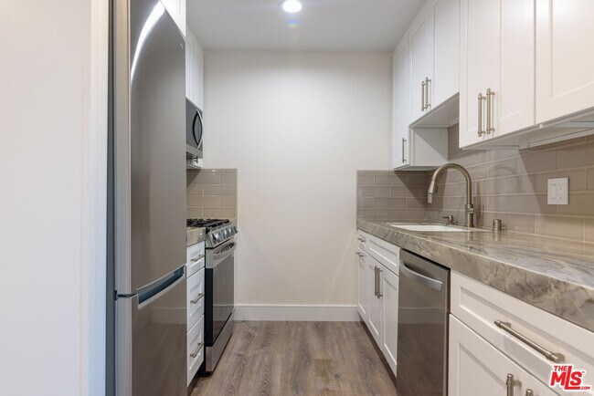 Building Photo - 1310 W Valencia Dr