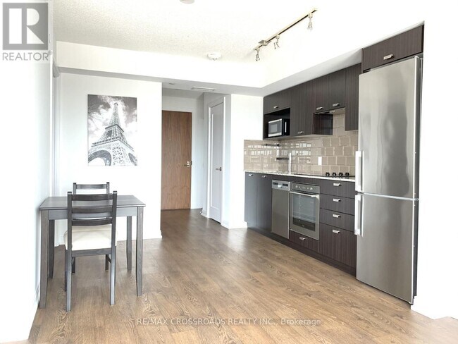 Building Photo - 275 Village Green Square