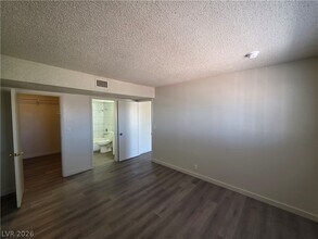 Building Photo - 615 S Royal Crest Cir