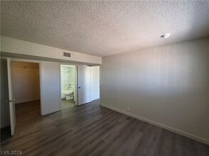 Building Photo - 615 S Royal Crest Cir