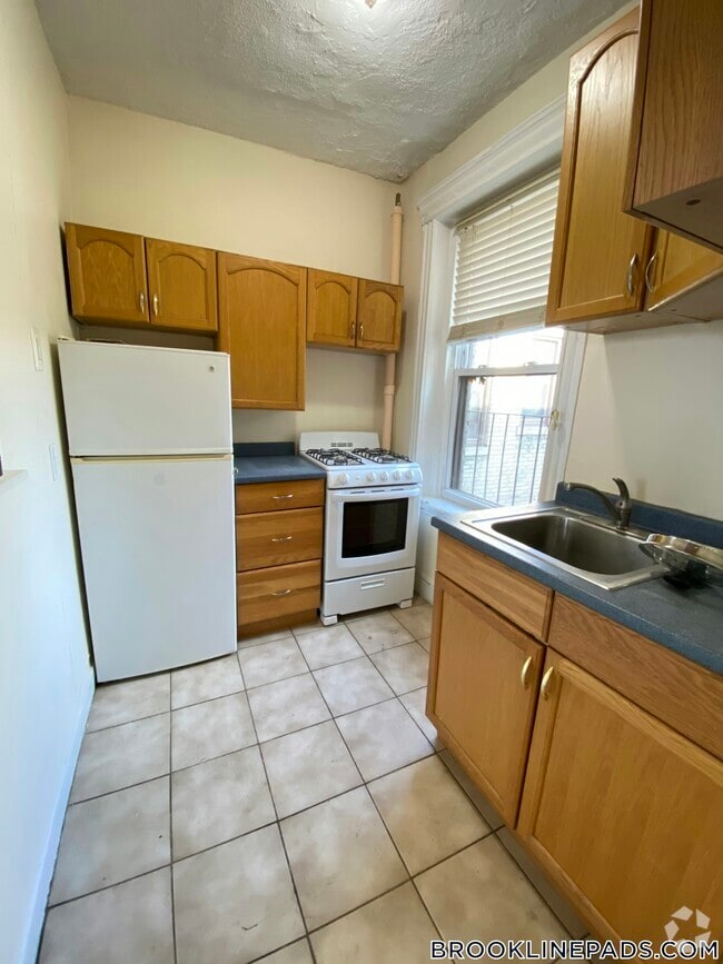 Building Photo - 364 Riverway