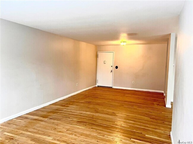 Foto del edificio - 810 Blooming Grove Turnpike