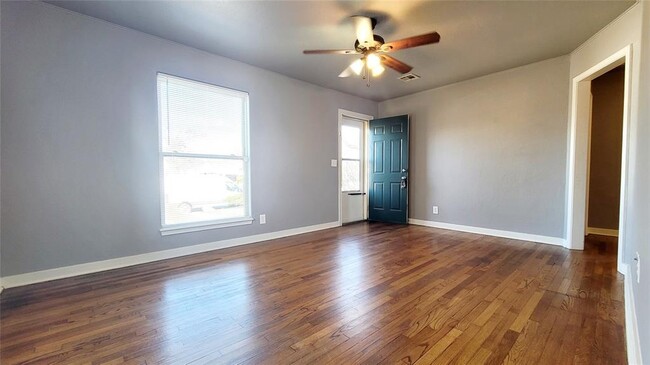 Building Photo - 300 E Kittyhawk Dr