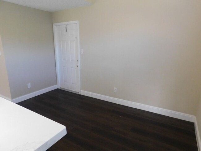 Foto del edificio - 611 Cypress Lake Blvd