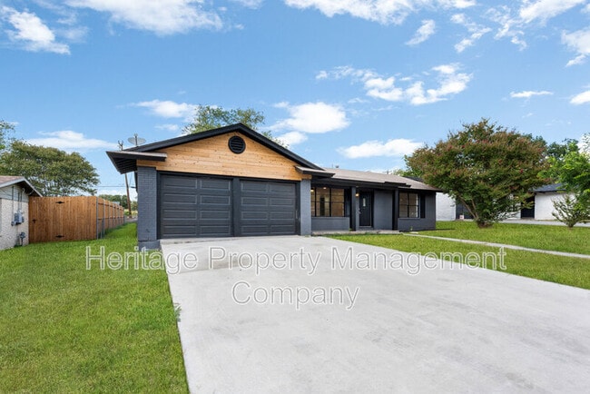 Building Photo - 4407 Bikini Dr