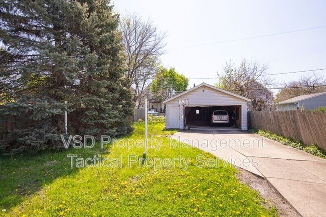 Building Photo - 8204 Vineyard Ave