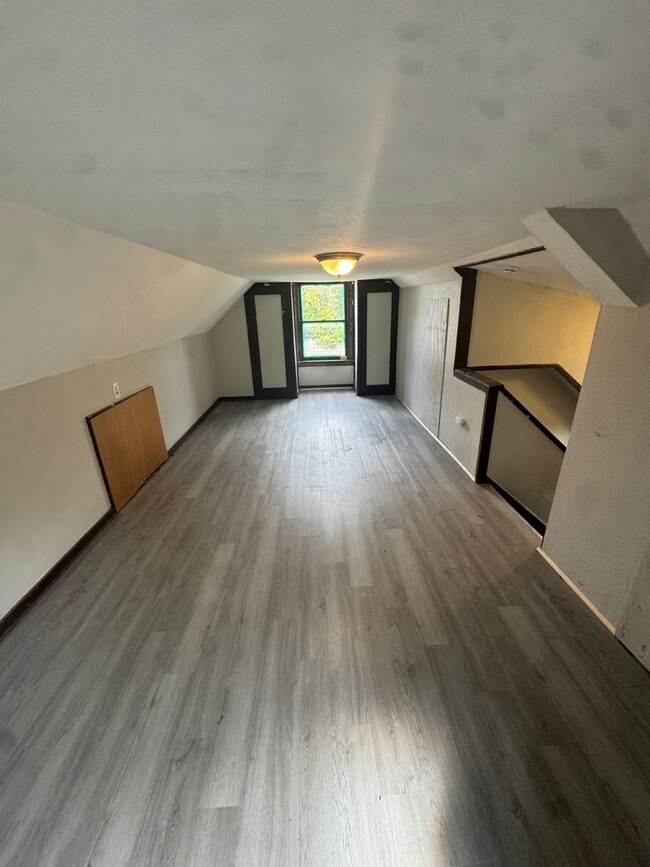 Building Photo - Charming 3-Bedroom Property in Prime Location (SECTION 8 VOUCHERS ACCEPTED)