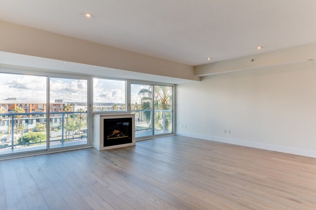 Building Photo - 13600 Marina Pointe Dr