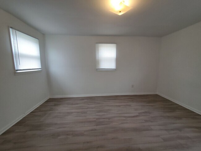 Building Photo - 714 Eva Cir