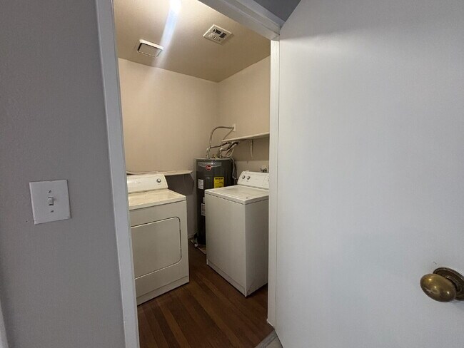 Foto del edificio - ½ OFF First Month's Rent! Updated 2 Bed | 1 Bath Apartment with In-Unit Washer & Dryer