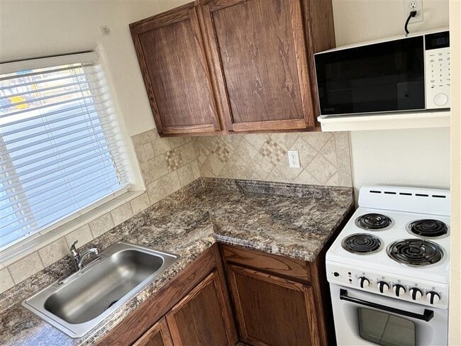 Building Photo - 1105 S State St