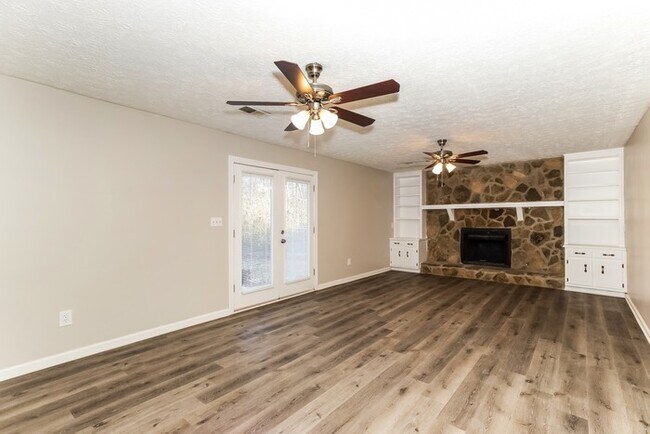 Building Photo - Gorgeous Home on 185 Summertown Drive